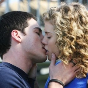 AnnaLynne McCord e Michael Trevino si baciano nell'episodio That Which We Destroy di 90210