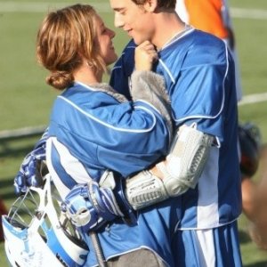 Shenae Grimes e Dustin Milligan in una scena dell'episodio That Which We Destroy di 90210