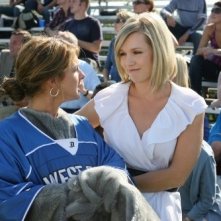 Shenae Grimes e Jennie Garth in una scena dell'episodio That Which We Destroy di 90210