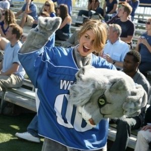 Shenae Grimes in una scena dell'episodio That Which We Destroy di 90210