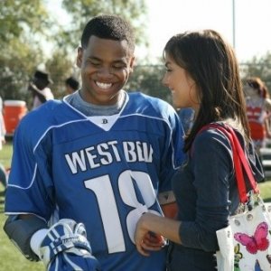 Tristan Wilds e Jessica Stroup in una scena dell'episodio That Which We Destroy di 90210