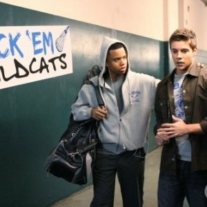 Tristan Wilds e Josh Henderson in una scena dell'episodio That Which We Destroy di 90210
