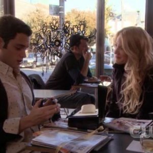 Blake Lively con Penn Badgley in una scena dell'episodio 'Un fidanzato tutto suo' della serie tv Gossip Girl