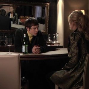Blake Lively, di spalle, con Ed Westwick nell'episoodio 'La sottile linea tra Chuck e Nate' della serie tv Gossip Girl