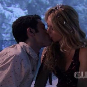 Blake Lively e Penn Badgley in una scena romantica dell'episodio 'Un fidanzato tutto suo' della serie tv Gossip Girl