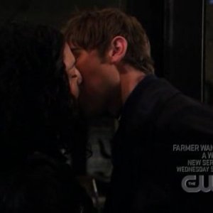 Chace Crawford e Jessica Szohr in una scena romantica dell'episodio ' L'arrivo di Georgina ' della serie tv Gossip Girl