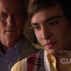 Ed Westwick con Robert John Burke nell'episodio 'Le strade si dividono' della serie tv Gossip Girl