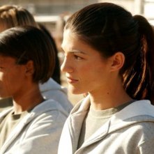 Genevieve Cortese con delle colleghe  nella prima stagione della serie tv Wildfire