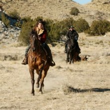 Genevieve Cortese in un inseguimento della prima stagione della serie televisiva Wildfire