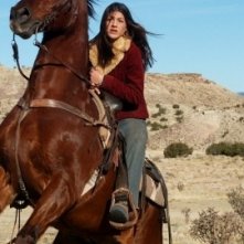 Genevieve Cortese in un momento della prima stagione della serie televisiva Wildfire
