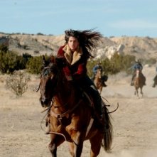 Genevieve Cortese in una scena d'azione della prima stagione di Wildfire