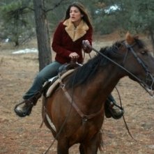 Genevieve Cortese in una scena della prima stagione della serie tv Wildfire