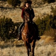 Genevieve Cortese in una sequenza della prima stagione della serie tv Wildfire