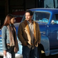 Genevieve Cortese insiecon Greg Serano in una scena della prima stagione della serie televisiva Wildfire