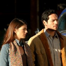 Genevieve Cortese insieme a Greg Serano in una scena della prima stagione di Wildfire