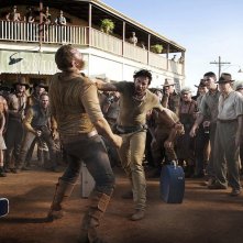 Hugh Jackman impegnato in una scena di lotta nel film Australia