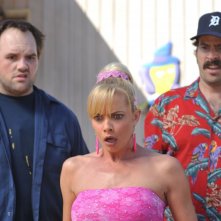 Jaime Pressly con Jason Lee e Ethan Suplee in una scena dell'episodio 'Little Bad Voodoo Brother' della serie tv My name is Earl