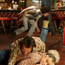 Jason Lee e Jaime Pressly in una scena dell'episodio 'Earl and Joy's Anniversary' della serie tv My name is Earl