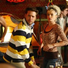 Jason Priestley con la collega Jaime Pressly in un momento dell'episodio 'Earl and Joy's Anniversary' della serie tv My name is Earl