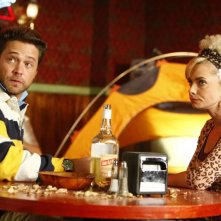 Jason Priestley e Jaime Pressly in un momento dell'episodio 'Earl and Joy's Anniversary' della serie tv My name is Earl