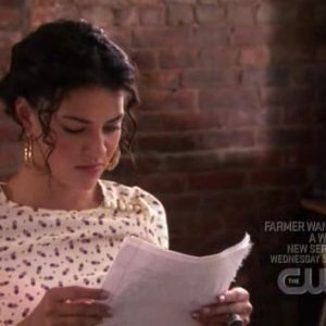 Jessica Szohr in una scena dell'episodio ' L'arrivo di Georgina ' della serie tv Gossip Girl