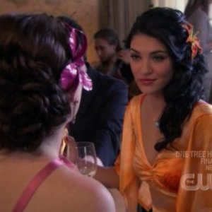 La splendida Jessica Szohr nell'episodio ' Le strade si dividono ' della serie tv Gossip Girl