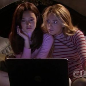 Leighton Meester e Blake Lively in un momento dell'episodio 'Un fidanzato tutto suo' della serie tv Gossip Girl
