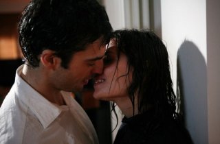 Luca Argentero e Claudia Pandolfi in una scena del film Solo un padre