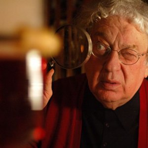 Paolo Bonacelli in una scena del film Un attimo sospesi