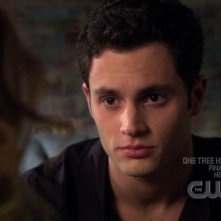 Penn Badgley in una scena dell'episodio ' Le strade si dividono ' della serie tv Gossip Girl