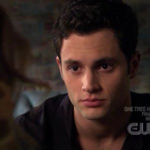 Penn Badgley in una scena dell'episodio ' Le strade si dividono ' della serie tv Gossip Girl