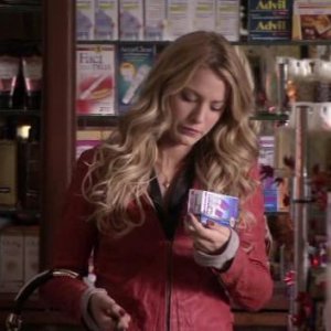 Serena, interpretata da Blake Lively, compra un test di gravidanza nell'episoodio 'La sottile linea tra Chuck e Nate' della serie tv Gossip Girl