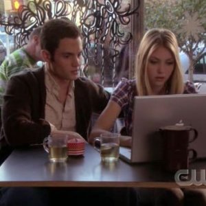 Taylor Momsen con Penn Badgley in una scena dell'episodio 'Un fidanzato tutto suo' della serie tv Gossip Girl
