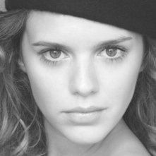 Un intenso primo piano di Pamela Saino. L'attrice è nata il 3 Giugno 1987, sotto il segno dei Gemelli.