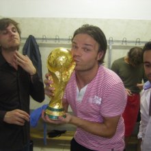 Una ironica immagine di Barbato De Stefano con la coppa del mondo negli spogliatoi con la Nazionale Attori.