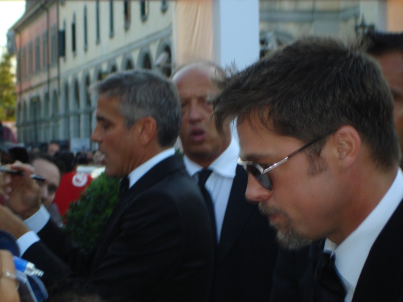 Venezia 2008 Pitt E Clooney Firmano Autografi Ai Fan 97428
