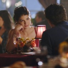 Genevieve Cortese durante una scena dell'episodio 'Diplomazia' della serie tv Wildfire