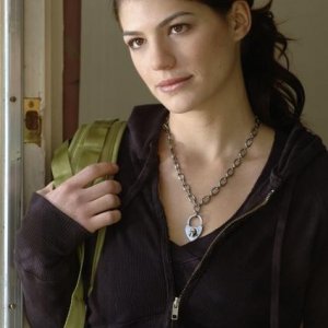 Genevieve Cortese durante una scena dell'episodio 'Le cose cambiano - Parte 1' della serie tv Wildfire