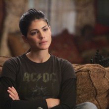 Genevieve Cortese in un momento dell'episodio 'Uno su cui contare' della serie tv Wildfire