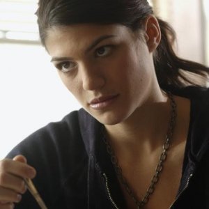 Genevieve Cortese in una scena dell'episodio 'Le cose cambiano - Parte 1' della serie tv Wildfire