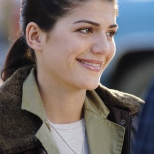 Genevieve Cortese in una scena dell'episodio 'Una scelta difficile' della terza stagione di Wildfire