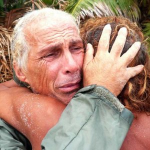 Isola dei Famosi 6: Carlo Capponi abbraccia Vladimir Luxuria