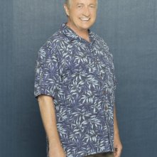 Ken Jenkins sorride in una foto promozionale dell'ottava stagione di Scrubs
