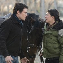 Micah Alberti con Genevieve Cortese nell'episodio 'Addio Socio' della terza stagione della serie tv Wildfire