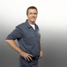 Neil Flynn sorride in una foto promozionale dell'ottava stagione di Scrubs