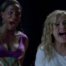 Rutina Wesley e Anna Paquin in una scena dell'episodio You'll Be the Death Of Me della serie True Blood