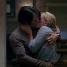 Stephen Moyer e Anna Paquin si baciano in una scena dell'episodio You'll Be the Death Of Me della serie True Blood