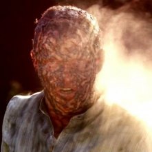 Stephen Moyer finisce arrosto in una scena dell'episodio You'll Be the Death Of Me della serie True Blood