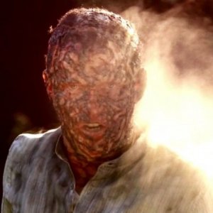 Stephen Moyer finisce arrosto in una scena dell'episodio You'll Be the Death Of Me della serie True Blood