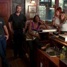 Todd Lowe, Sam Trammell, Rutina Wesley, Carrie Preston e Anna Paquin in una scena dell'episodio You'll Be the Death of Me della serie True Blood